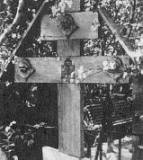 crux.jpg — могила Д.Л. Андреева на Новодевичьем кладбище (старом). Фото конца 60-х.